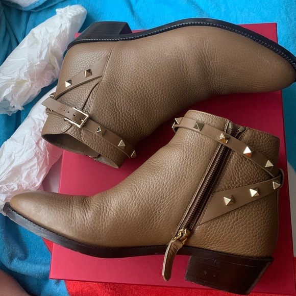 🌈ROCKSTUD Ankle Boot
VALENTINO GARAVANI SIZE8US🌈 - Picture 1 of 16